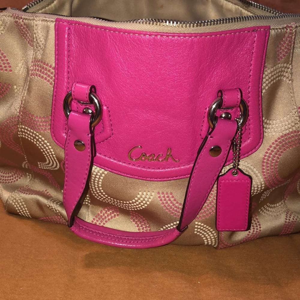Beautiful COACH purse 💖💕Hot pink . Can wear year around ! You’ll love it 😍